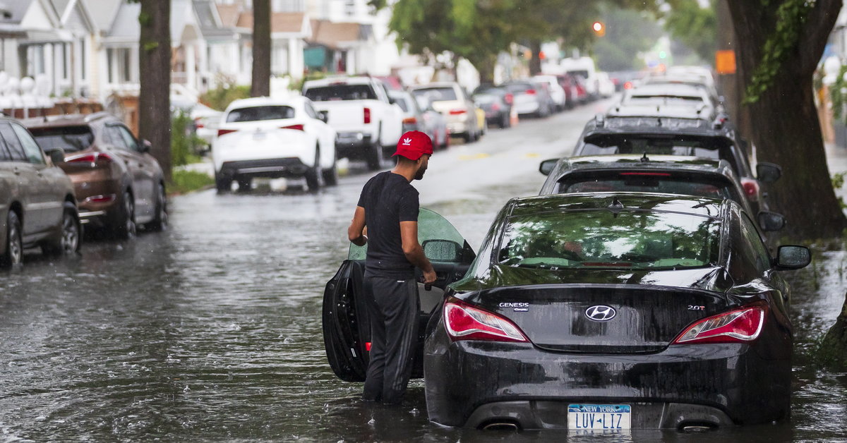 USA: Henry Hit New York.  Flooded roads and canceled flights [GALERIA]