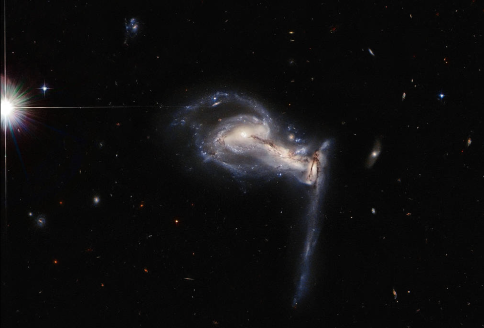 Le galassie in collisione tra loro sono state catturate dal telescopio spaziale Hubble