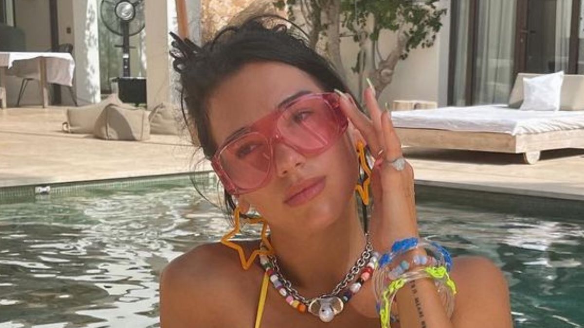 Hot Dua Lipa relaxes with her friends by the pool in a super soft bikini (photos)