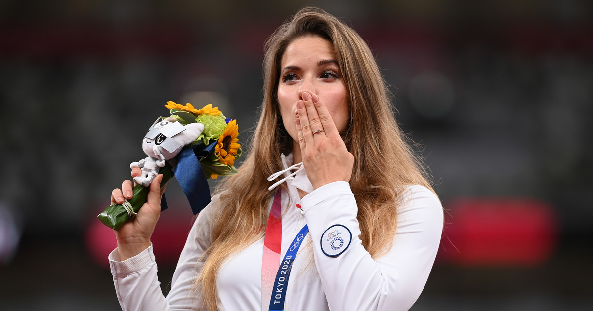 Maria Andrzekczyk receives praise from the international media for handing out the medal