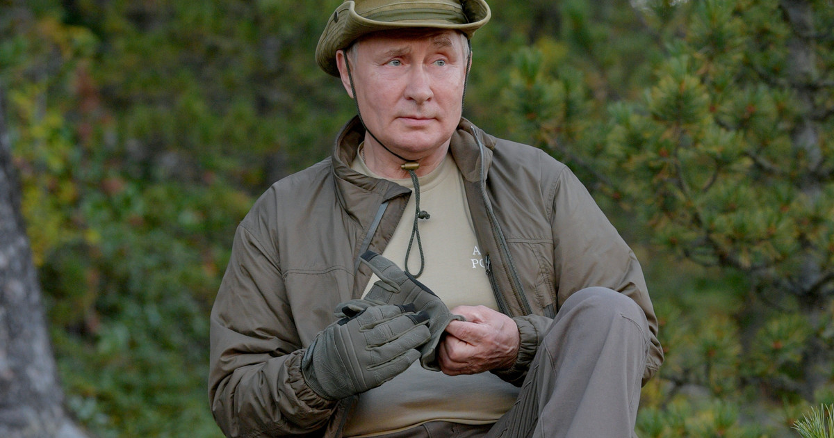 Vladimir Putin displays new holiday photos.  He left with General Sergei Shoigu