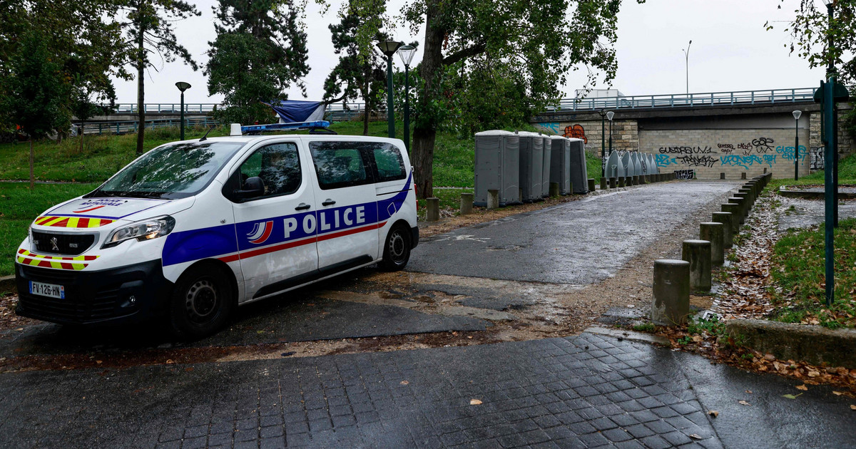 France.  Two girls were found on their mother's body.  They spent so many days