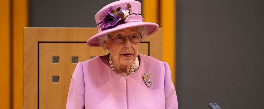 "Speakers but inactive" outraged: Queen Elizabeth II gets stuck in an open microphone