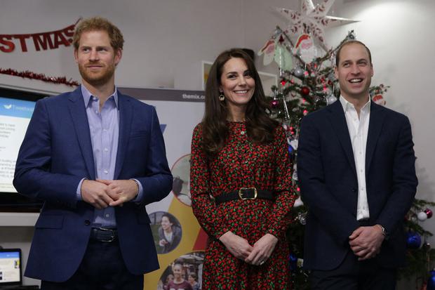 Enrique de Sussex, Catalina and Guillermo de Cambridge during the 2016 Christmas event.  (Photo: AFP)