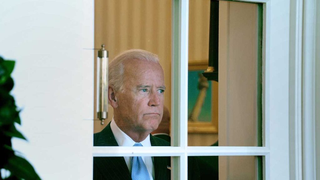 Joe Biden zasiada w Białym Domu od blisko 10 miesięcy (fot. Olivier Douliery-Pool/Getty Images)