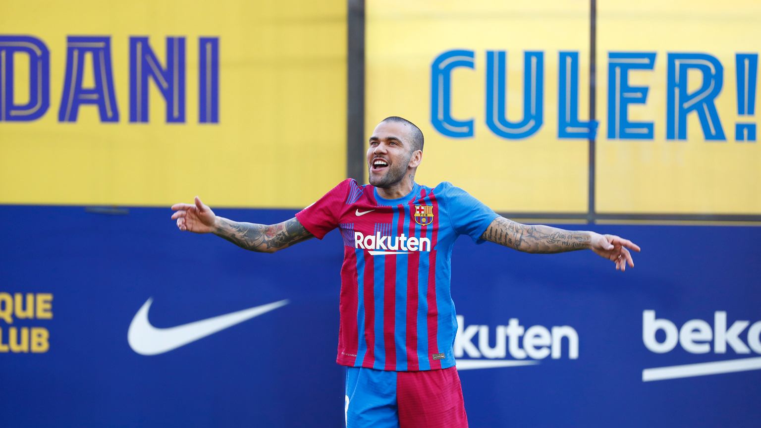 Dani Alves with a gold medal in the men's soccer championship