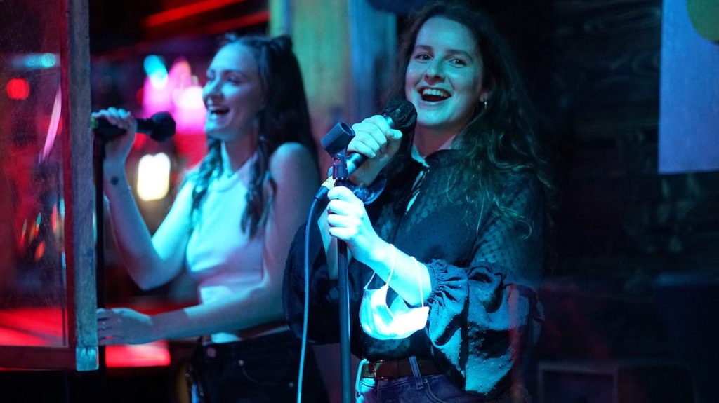 Photos |  Karaoke: Bars are already full by Christmas