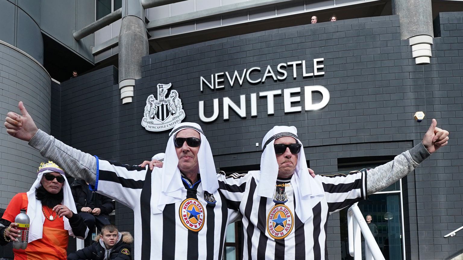 The elders of Newcastle chose a new coach!  Hit the carriage close.  Building the power of football