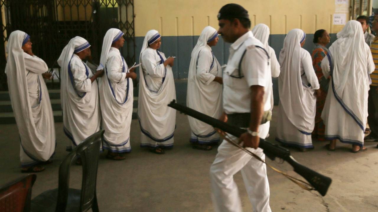 Zgromadzenie Sióstr Misjonarek Miłości pomaga potrzebującym w Indiach (fot. Bhaskar Mallick/Pacific Press/LightRocket via Getty Images)