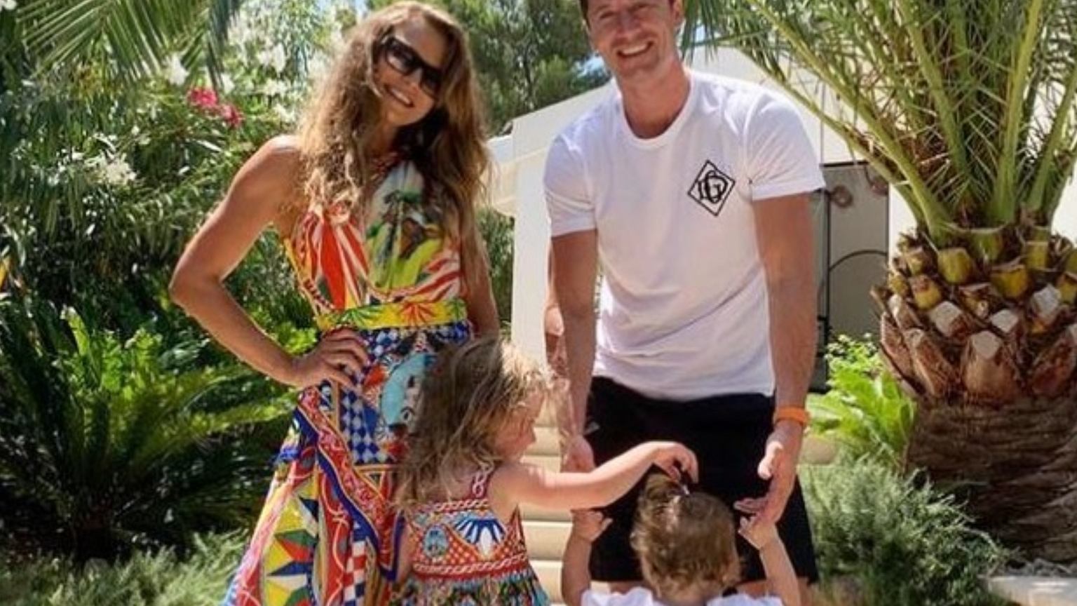 Anya and Robert Lewandowski relax in Dubai with their daughters.  Clara is a fan of extreme water sports