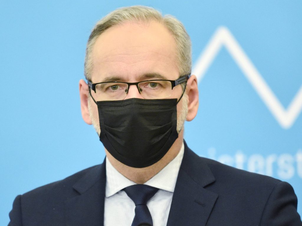 The death of fully vaccinated people up to the age of 44. The Minister of Health on the "black statistic" - Kraj and Prost