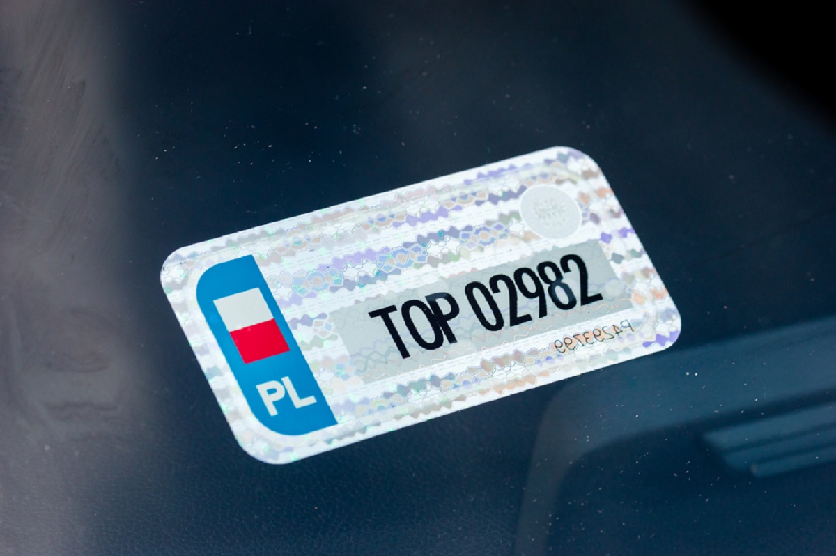 Polish registration sticker on windshield