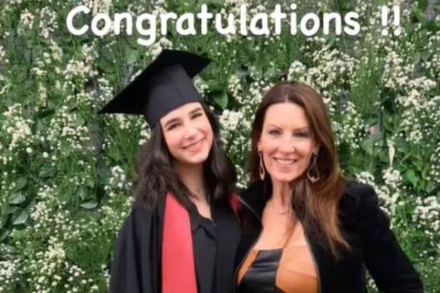 Valentina Poscardin and her mother, Marcia, in a picture uploaded by the driver when the young model graduated from her high school on November 22nd.  (Instagram / marciaboscardin).