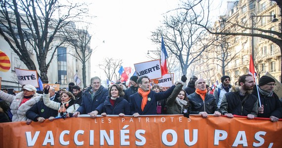 Cztery manifestacje przeciwników paszportów covidowych zgromadziły w sobotę w Paryżu około 7 tys. osób. W innych miastach Francji protestowało w sumie około 47 tys. osób - szacuje tamtejsze MSW. Na ulicach niemieckich miast demonstrowały tysiące koronasceptyków. Odbyły się także kontrdemonstracje. Również w Wiedniu tysiące osób protestowało przeciwko planowanemu wprowadzeniu  obowiązkowych szczepień na Covid-19. W przyszłym tygodniu austriacki parlament ma głosować w tej sprawie. Szczepienia mają być obowiązkowe od lutego.