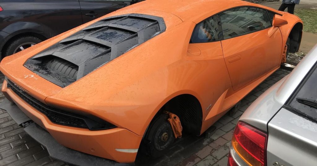 Lamborghini Huracan broken - stolen wheels, how much can it cost?