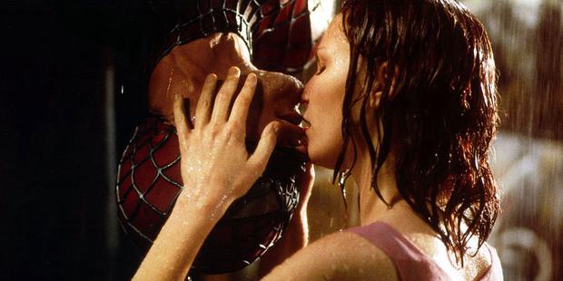 The kiss between Tobey Maguire and Kirsten Dunst made movie history (Photo: Sony Pictures)