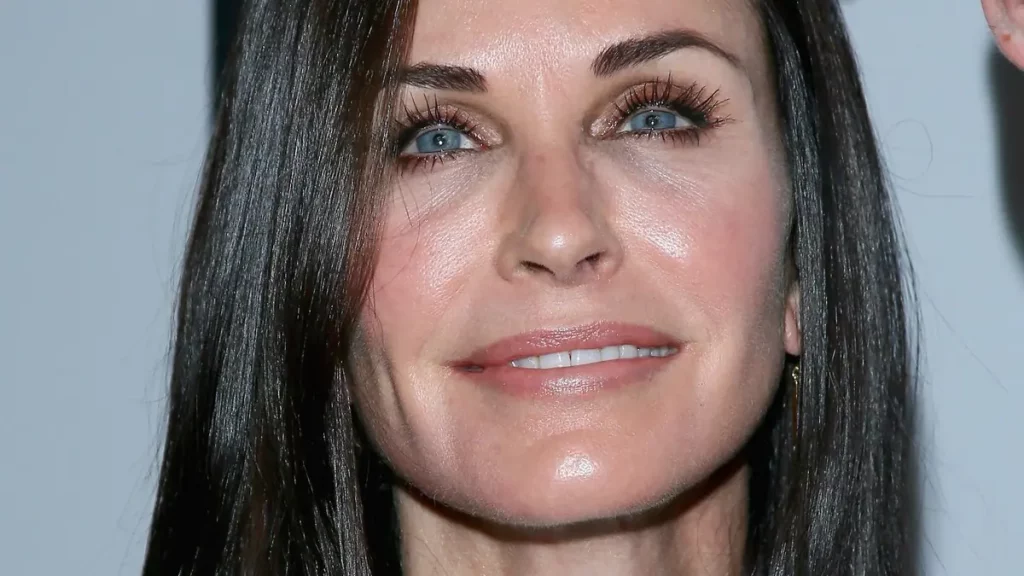 Courtney Cox apologizes for 'doing things' on her face