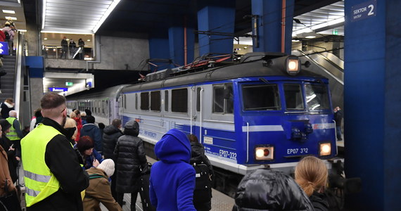 Poważna awaria zatrzymała dziś nad ranem ruch pociągów na wielu liniach kolejowych w Polsce. Spółka Alstom przyznała się do błędu, który zatrzymał pociągi, podkreślając, że nie chodzi o cyberatak. Ruch kolejowy stopniowo jest przywracany.