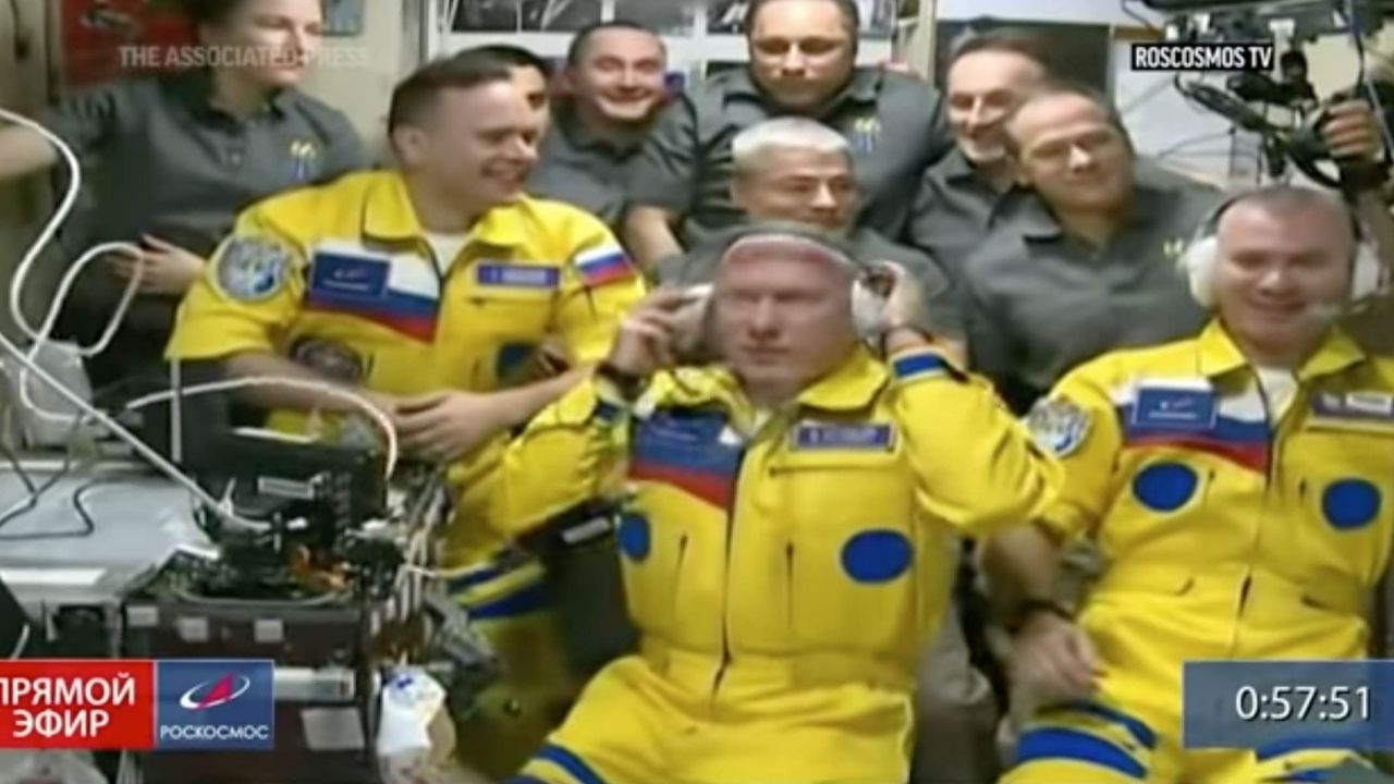 Rosyjscy kosmonauci ubrani w kombinezony w kolorach flagi Ukrainy (fot. YT/Associated Press/ Roscosmos TV)