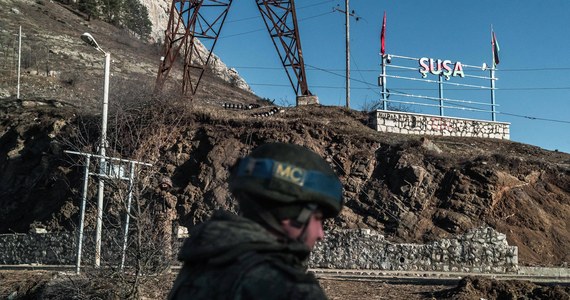 ​Rosyjskie ministerstwo obrony stwierdziło, że sytuacja w Górskim Karabachu, gdzie doszło w ostatnich dniach do eskalacji, została "ustabilizowana" przez siły pokojowe. Azerbejdżan natomiast przekazał, że twierdzenia rosyjskich wojskowych nie są prawdziwe i jego armia "w pełni kontroluje sytuację operacyjną" w zajętej osadzie.
