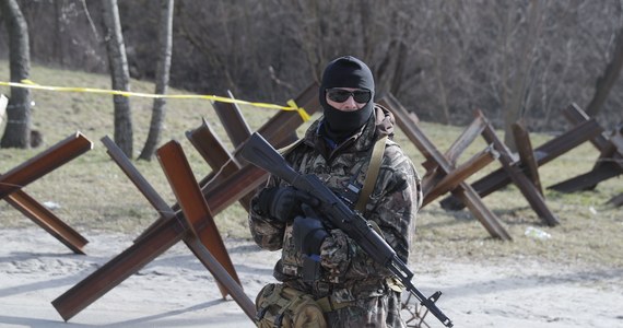 "Zniszczyliście cały Charków" – krzyczą na filmie ukraińscy żołnierze, którzy biją i kopią jeńców wojennych. Potem strzelają trzem mężczyznom w kolana. Jeśli film jest prawdziwy, dokumentuje zbrodnię wojenną. Przedstawiciele Ukrainy twierdzą, że został sfabrykowany przez Rosjan.