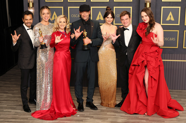the movie crew "kuda" With an Oscar for Best Picture.  Left to Right: Eugenio Derbez, Sian Heder, Marley Matlin, Troy Kotsur, Emilia Jones, Daniel Durant and Amy Forsyth