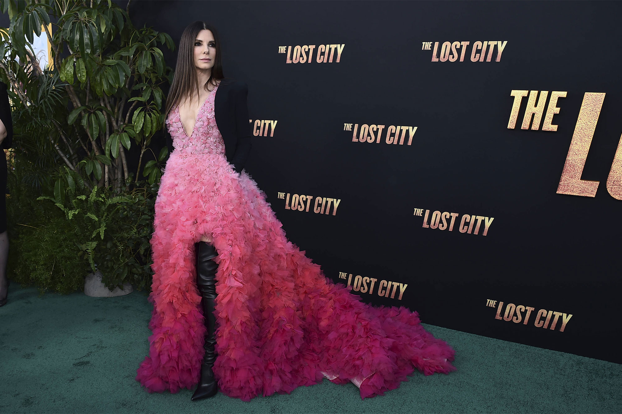 Spring and glamor for Sandra Bullock, the premiere of "The Last City"
