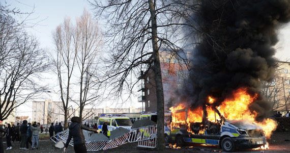 W Szwecji od czwartku w czterech miastach doszło do zamieszek. Spowodowane zostały spaleniem Koranu przez Rasmusa Paludana z duńskiej antymuzułmańskiej partii Stram Kurs (Twarda Linia).