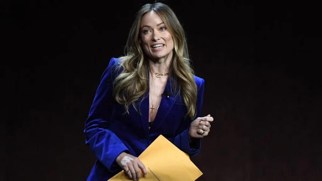 Olivia Wilde makes an usher visit to the stage