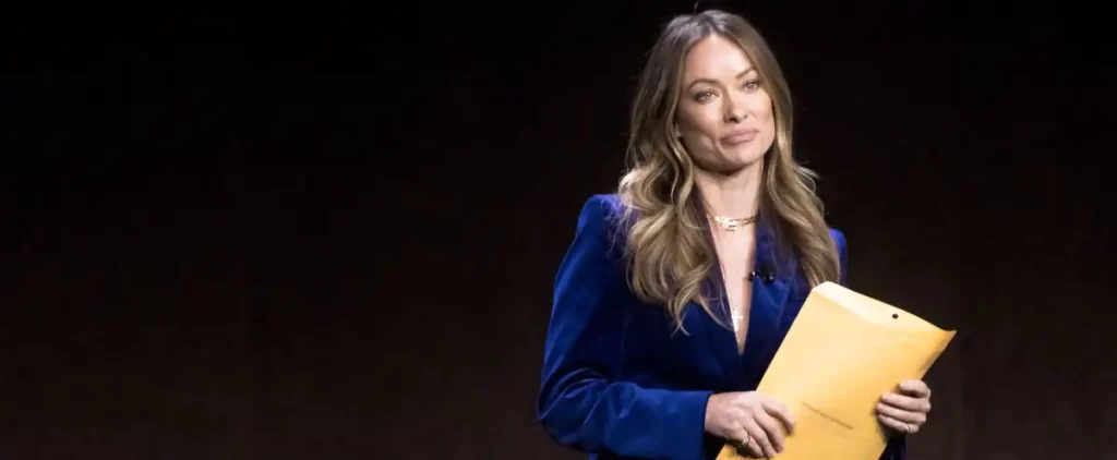 [PHOTOS] Olivia Wilde receives legal documents to maintain her children on stage