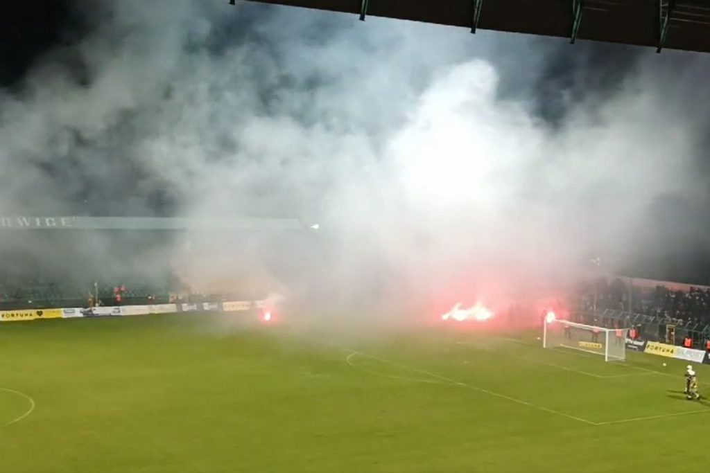 Scandal in Katowice.  Match aborted.  The number of fans who were shot with firecrackers [WIDEO] football