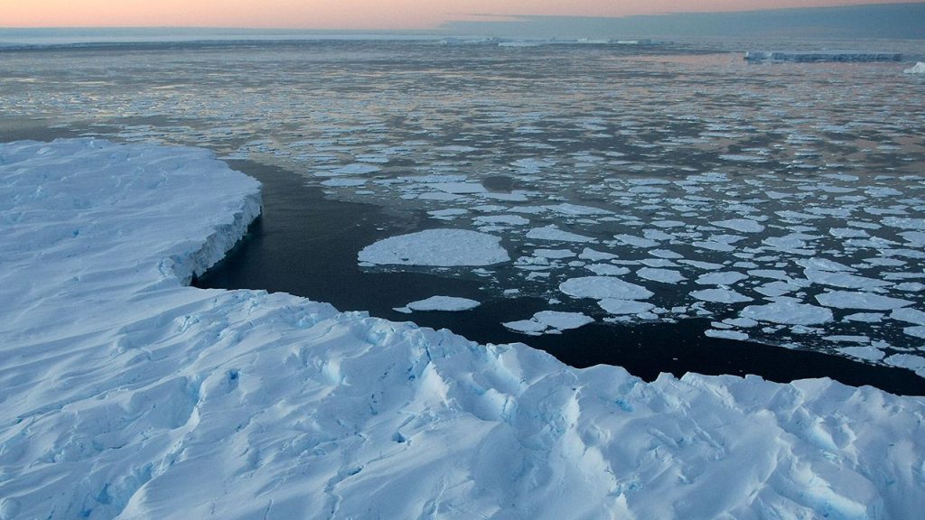 System wodny może mieć znaczenie dla ruchu mas lodowych w stronę morza i uwalniania CO2 (fot. Torsten Blackwood - Pool/Getty Images)