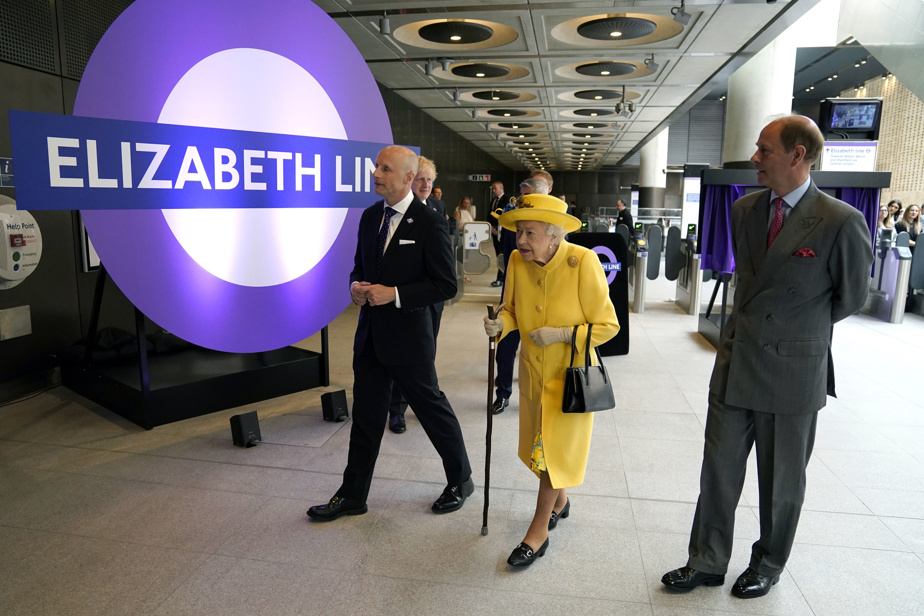 Elizabeth II's surprise visit to open a metro line with her name on it