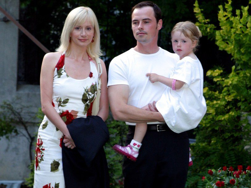 Ewa Goriluk with her husband and daughter in 2002 / Ageinga Forum