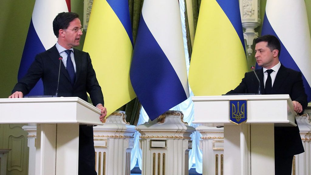 Premier Holandii Mark Rutte (z lewej) i prezydent Ukrainy Wołodymyr Zełenski (fot. Volodymyr Tarasov/ Ukrinform/Future Publishing via Getty Images)