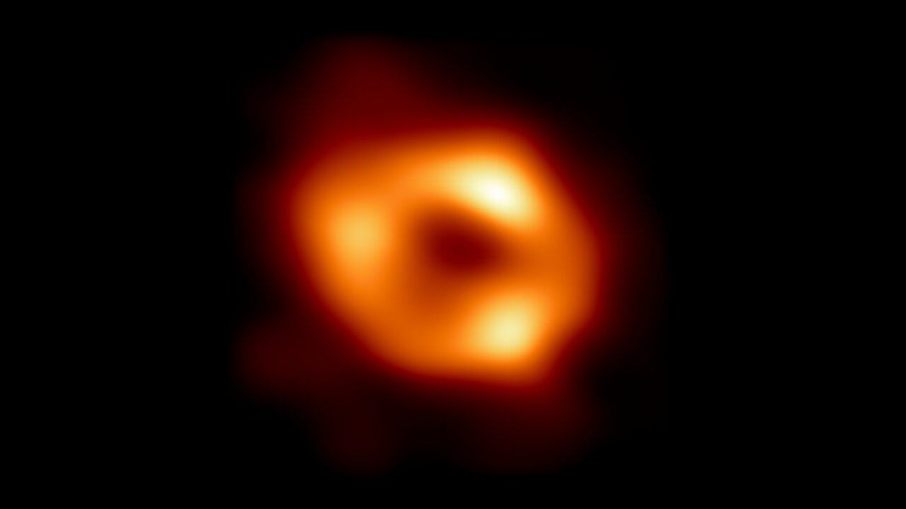 The Milky Way's black hole was photographed for the first time.  Sagittarus A* as "pczek na Ksiycu"