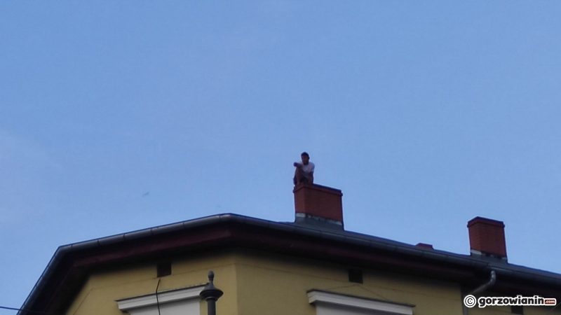 4/4 drunk man on the roof of a dwelling house on Borovskya Street