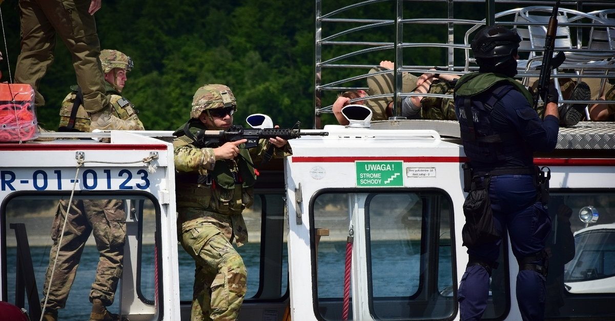 Scenes like from a movie.  Polish-American exercises at Lake Solińskie