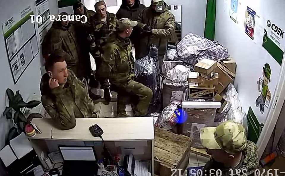 Ukraine.  Russian soldiers from the "elite unit" looted houses.  From underwear to home appliances |  world News