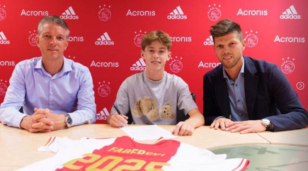 Ajax Amsterdam after the pole.  Jan Fabersky signs the contract for PiNon