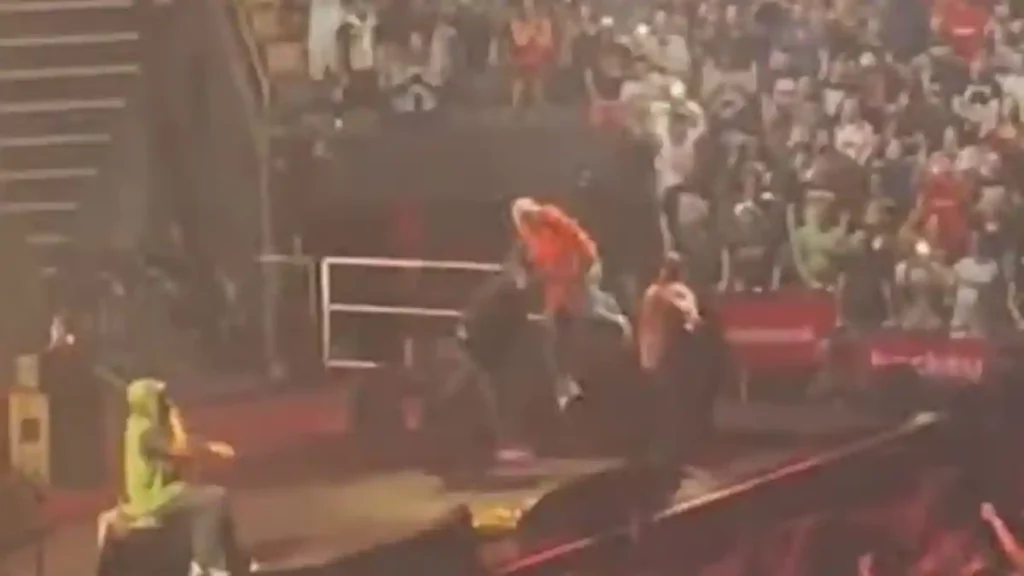 In the video |  The Rage Against The Machine guitarist was dumped in the middle of a concert