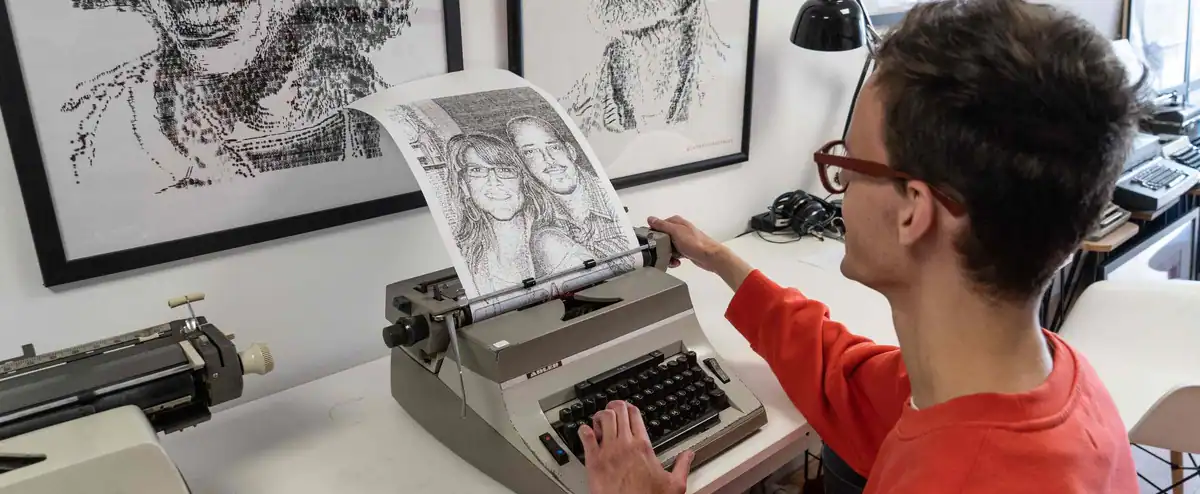 [PHOTOS] He paints portraits and monuments...with typewriters!