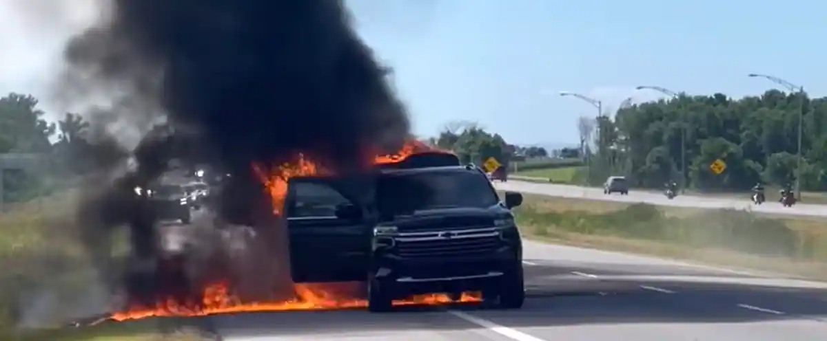 [À VOIR] Offspring SUV caught fire on Highway 20