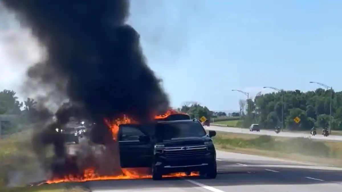In pictures |  Offspring SUV caught fire on Highway 20