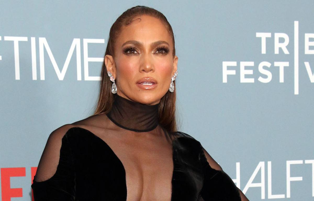 Jennifer Lopez gets angry with a guest at her wedding… Kris Jenner denies “outing” Scott Disick…