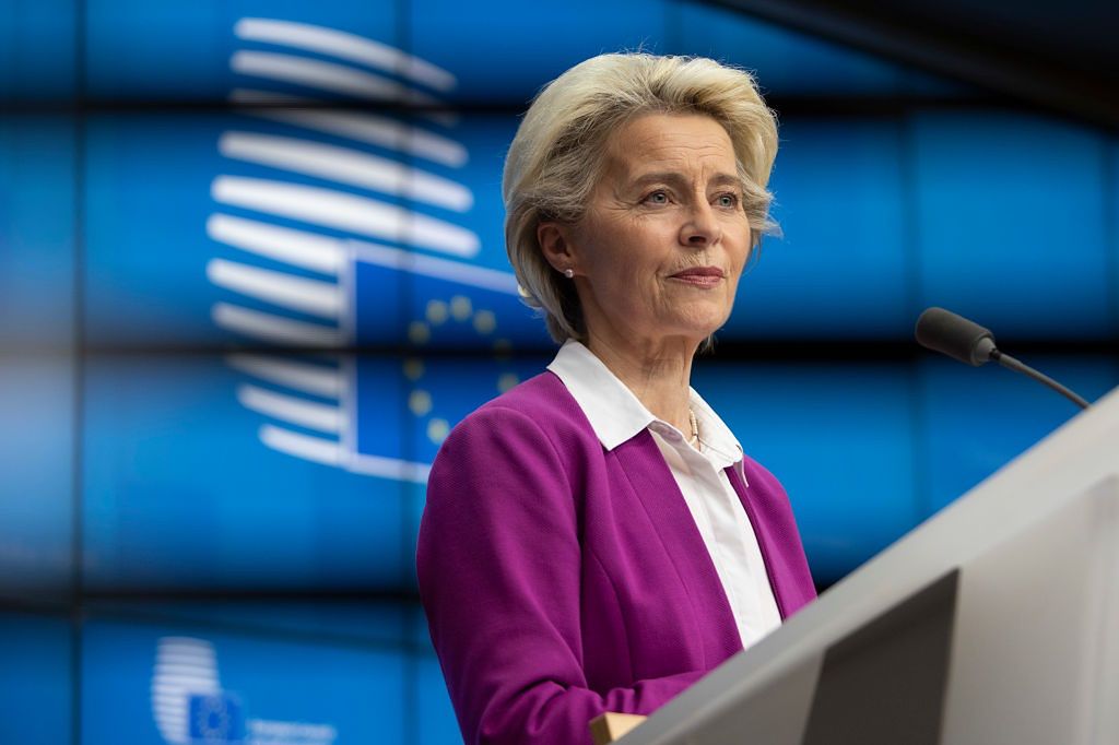 The European Commission proposes mandatory cuts in energy demand