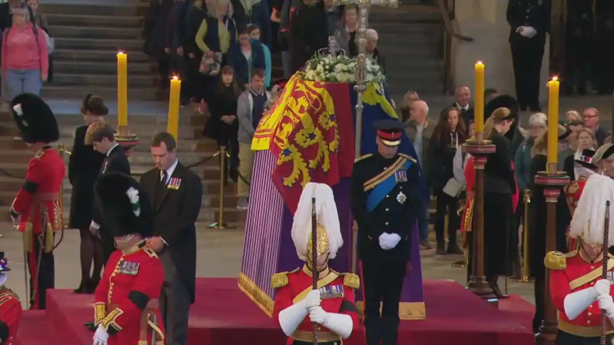 In pictures |  Elizabeth II's grandchildren gather in front of her coffin