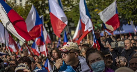 Wielotysięczny protest odbył się w środę w Pradze. Demonstranci domagali się dymisji rządu, przeprowadzenia przedterminowych wyborów parlamentarnych, a także organizacji referendum w sprawie zakupu rosyjskiego gazu. Manifestacje odbyły się też w innych miastach Czech.