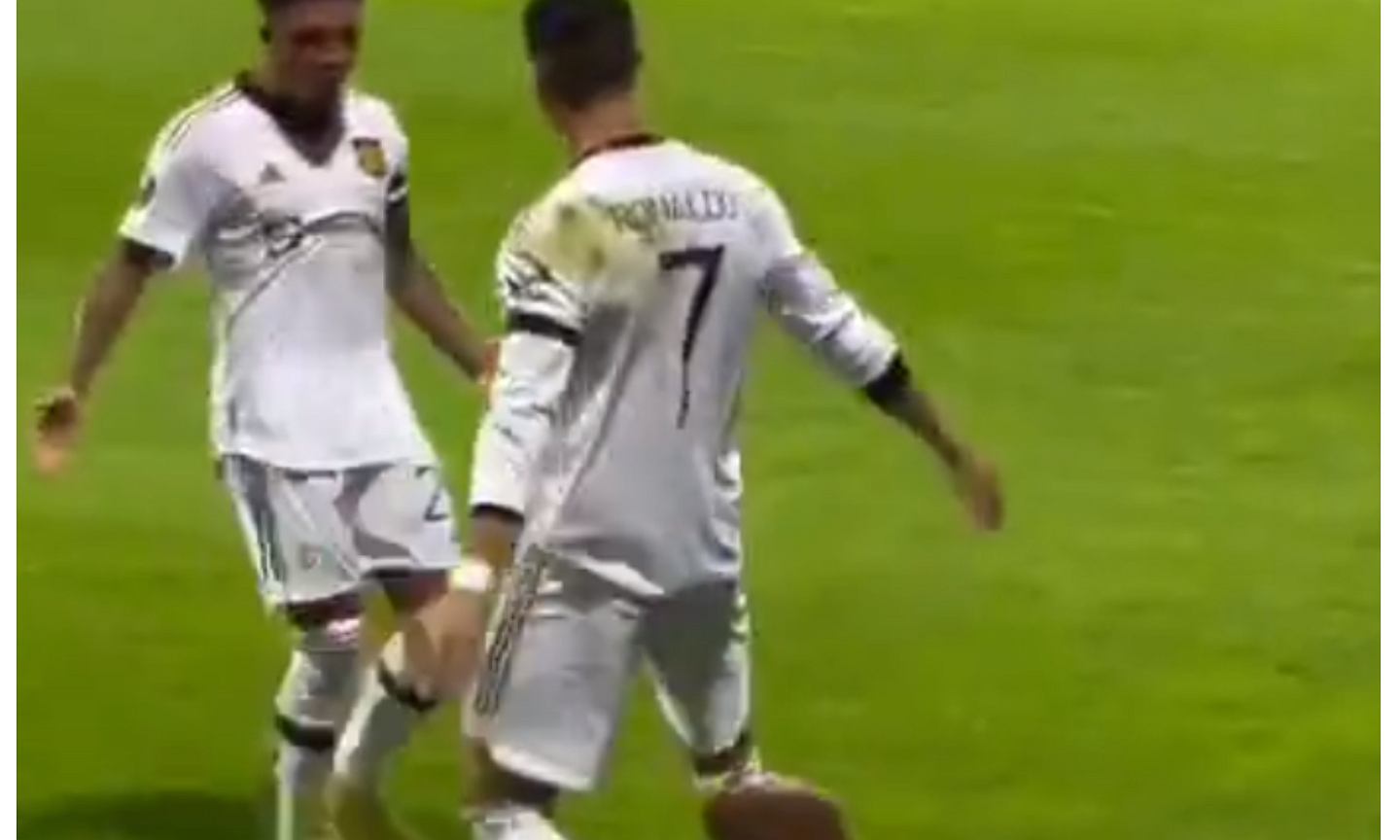 Cristiano Ronaldo scored a goal and then... a hit.  Opponent fans injured [WIDEO] football