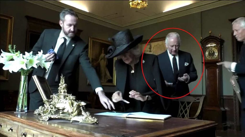 In the video |  King Charles III was enraged by the spilled pen